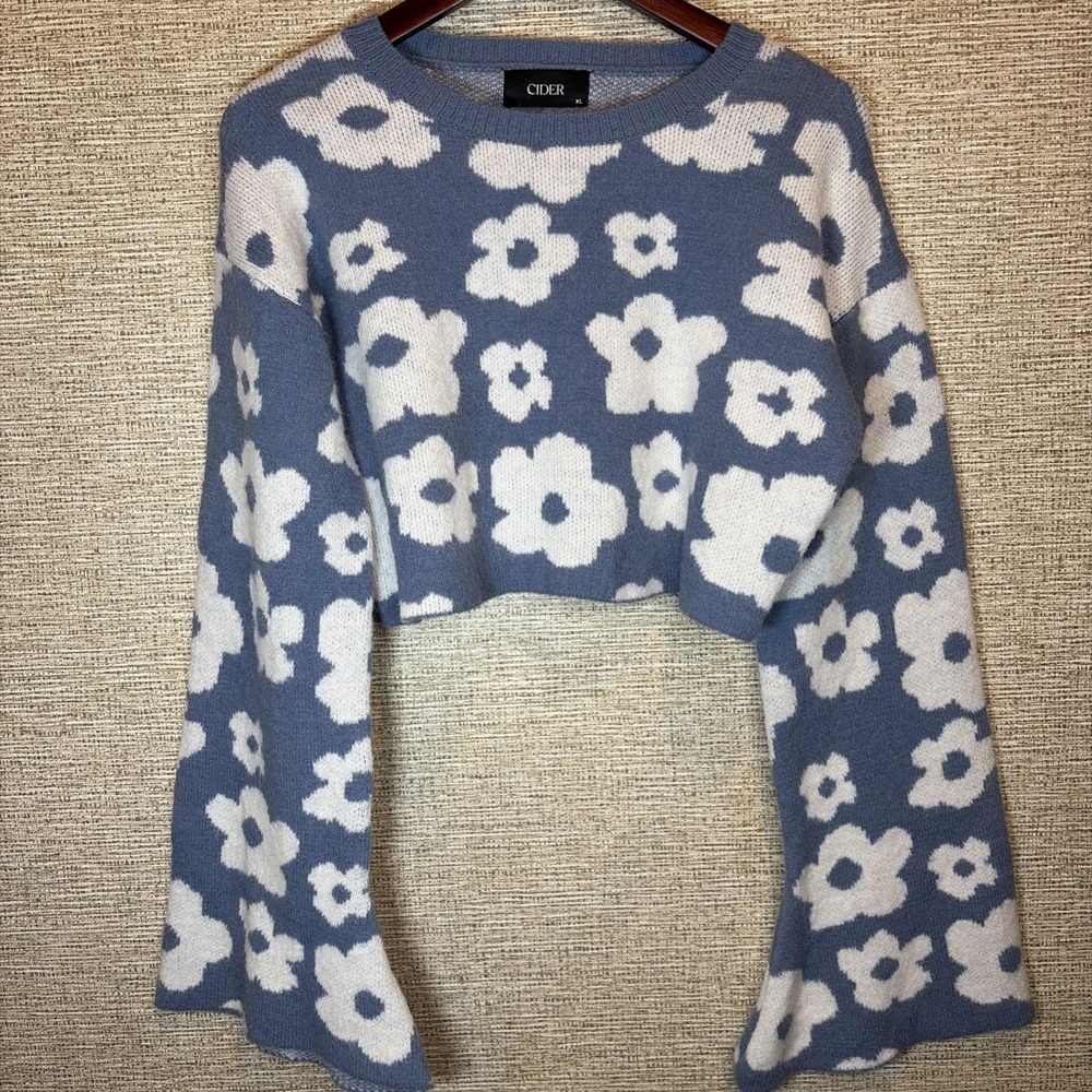 Cider Daisy Bell‎ Sleeve Cropped Sweater, Blue & White, XL